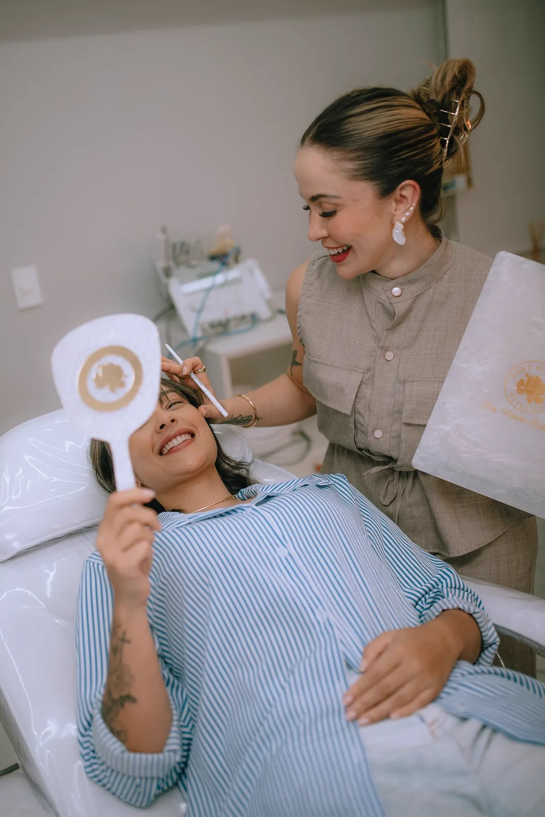 Cliente sorrindo ao ver o resultado no espelho