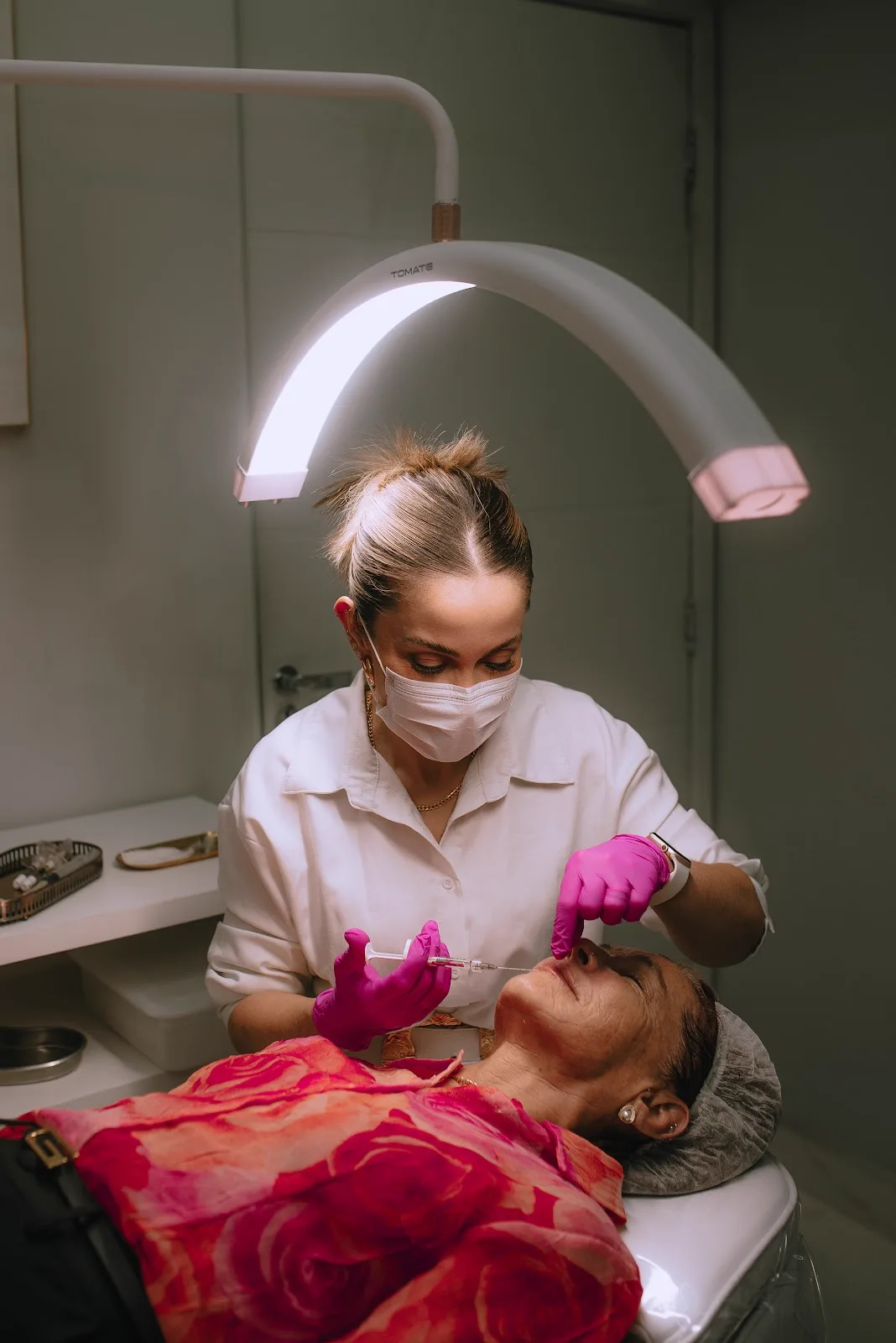 Procedimento facial sob luminária em arco