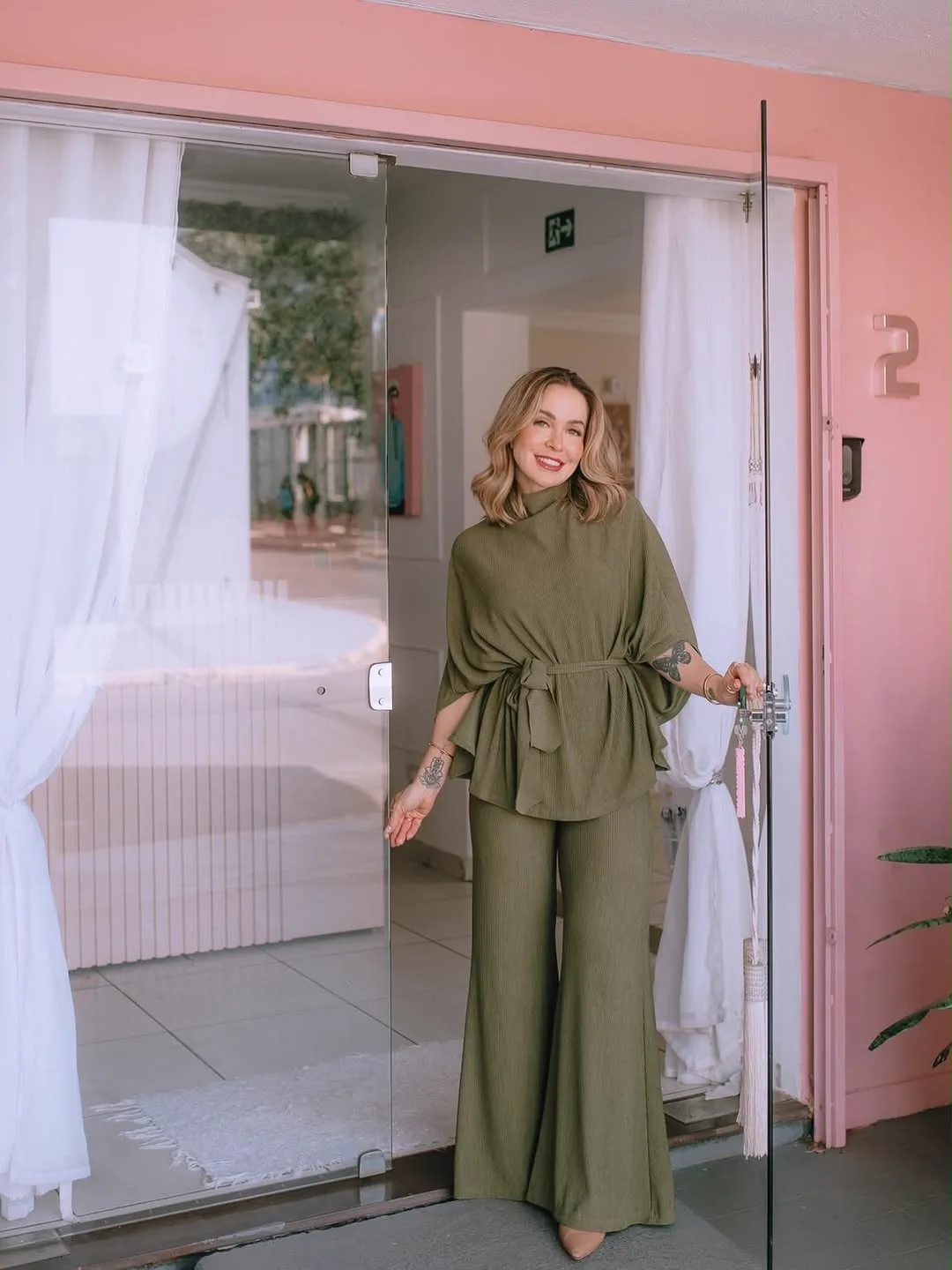 Marília Bortoloci na porta da Dona Madame