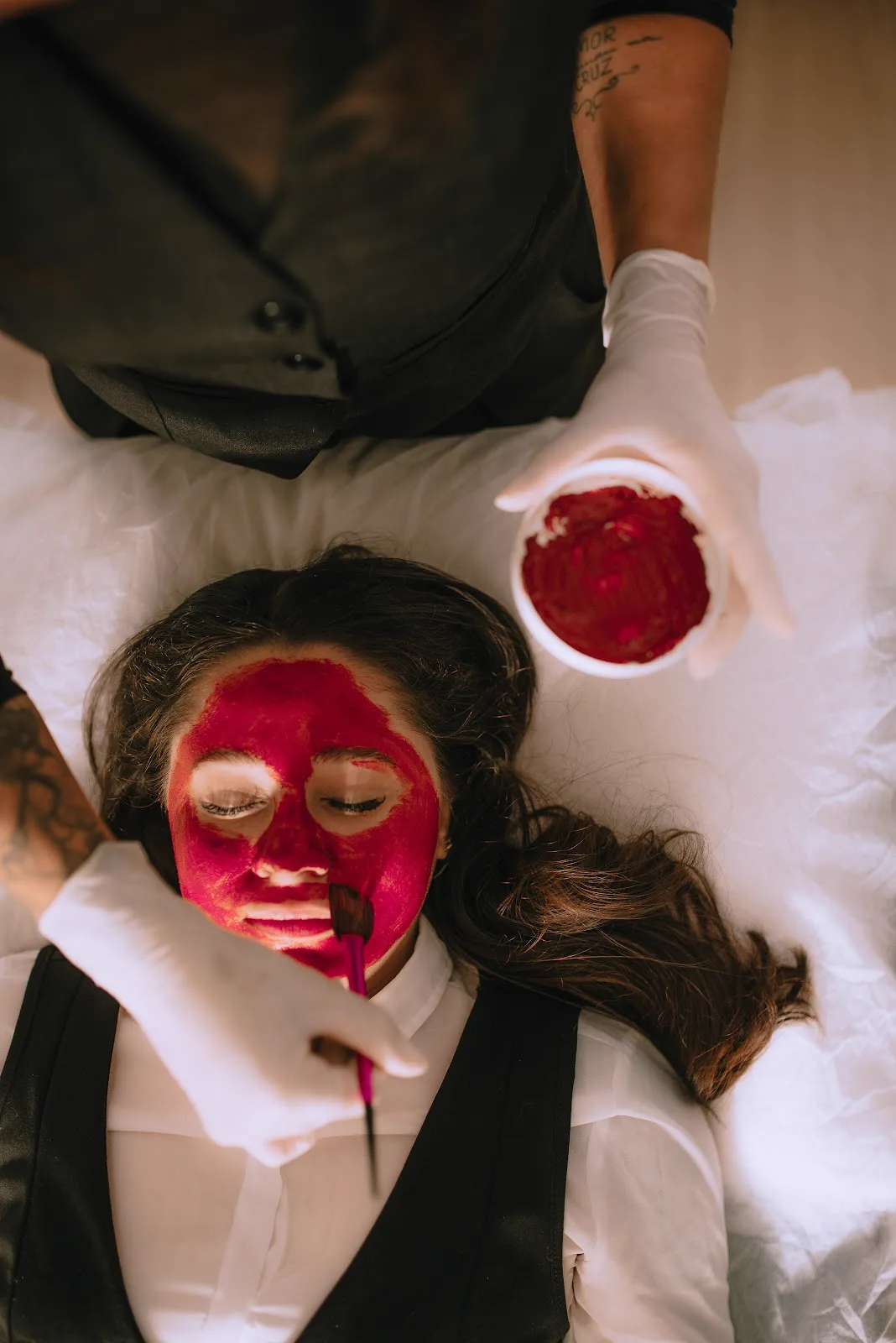 Cliente com máscara facial durante o protocolo