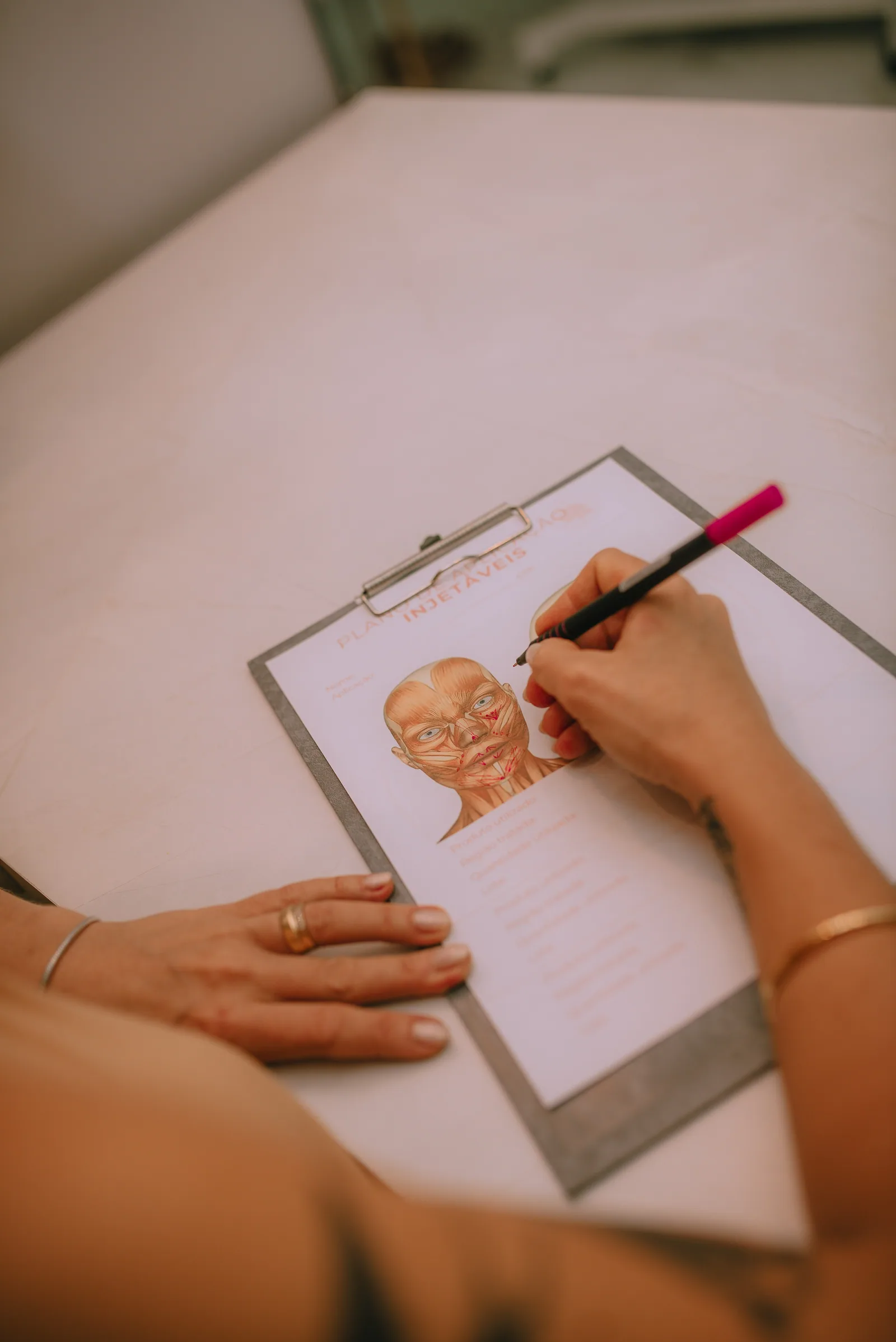Ficha de avaliação facial sendo preenchida