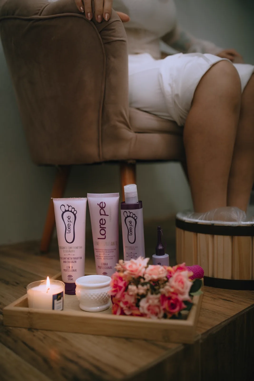 Spa dos pés com produtos, vela e flores