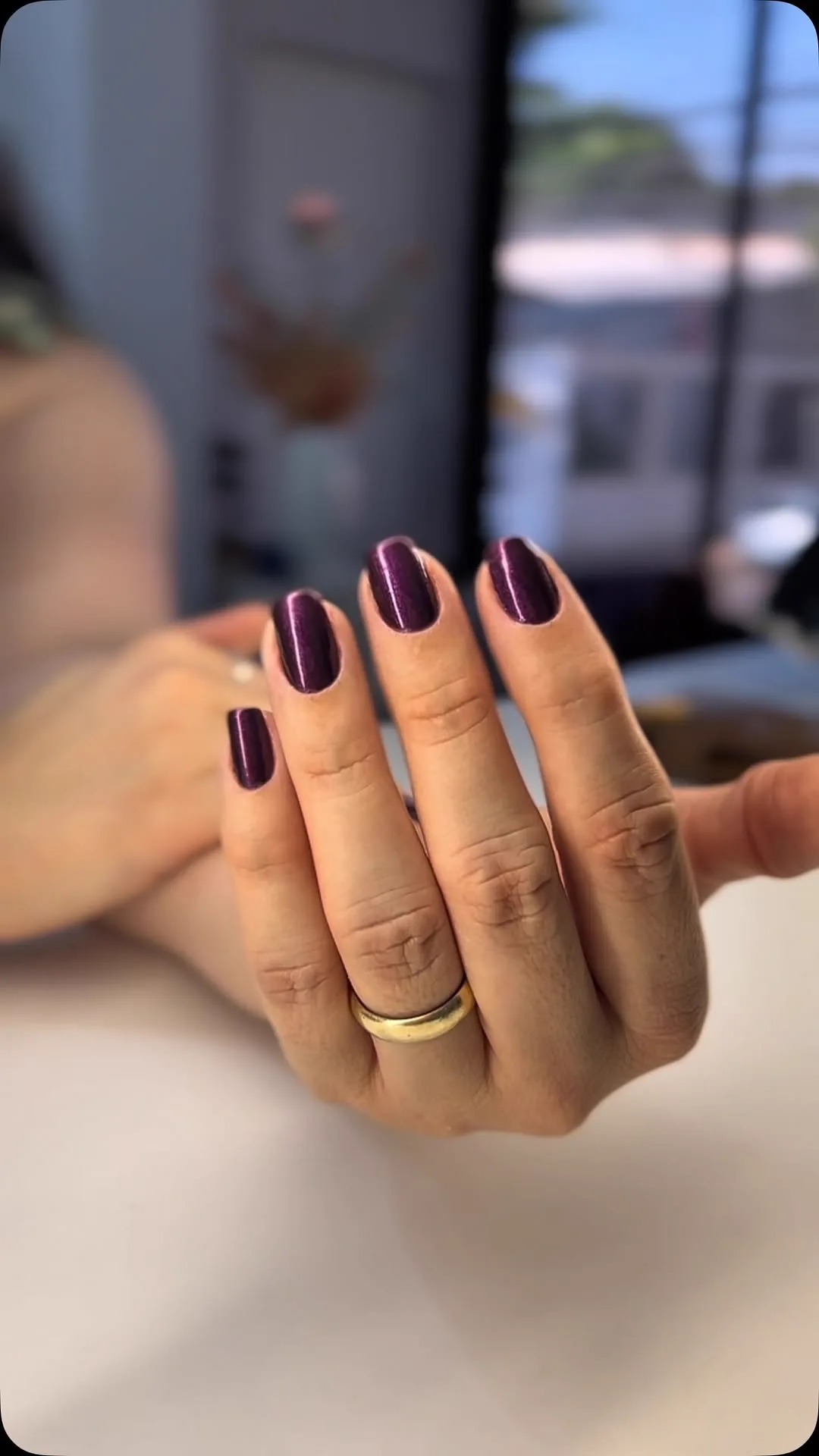 Unhas esmaltadas em vinho